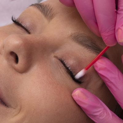 mano-de-alto-angulo-con-guante-con-hisopo-de-algodon